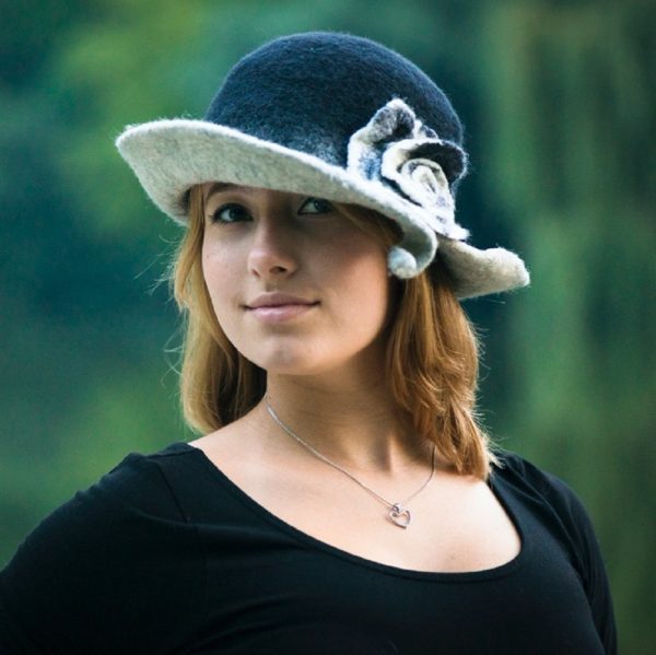 Fekete-fehér nagykarimás, gyapjú, nemezelt rózsás női kalap