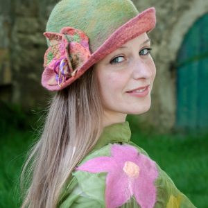 Zöld-mályva nemezelt kézműves gyapjú kalap